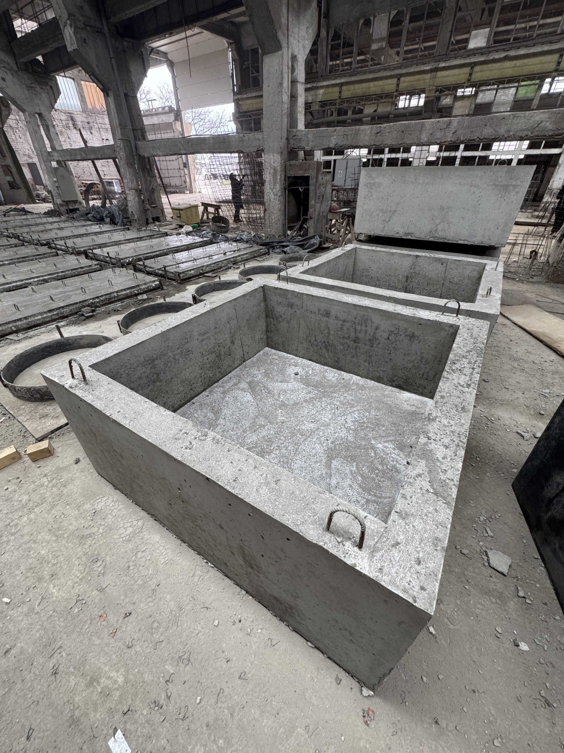 Camine de vane din beton armat prefabricat, pregătite pentru montaj în infrastructura de canalizare și alimentare cu apă.