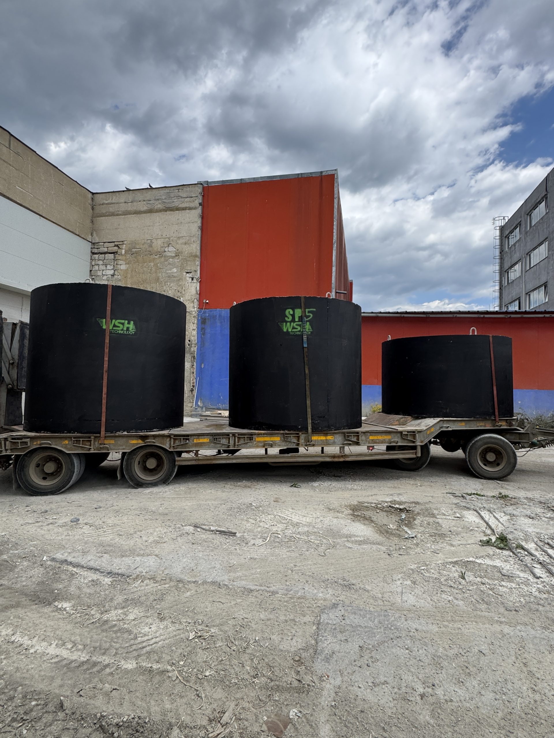 Stații de pompare ape uzate WSH prefabricate din beton armat, pregătite pentru livrare și montaj în sisteme de canalizare urbane și industriale.