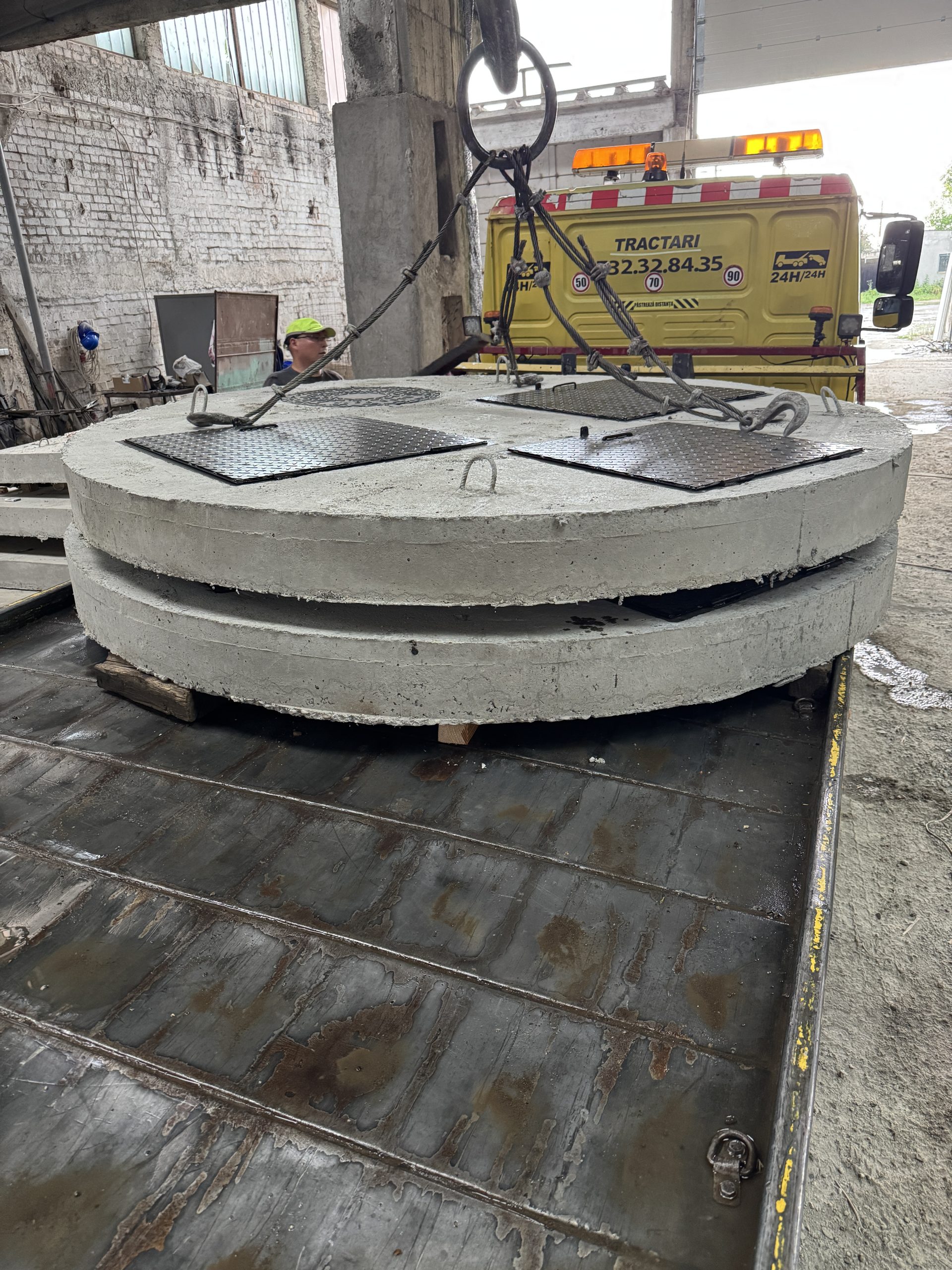 Capace prefabricate din beton armat pentru stații de pompare ape uzate (SPAU), cu fontă înglobată și sistem de ridicare, pregătite pentru livrare.