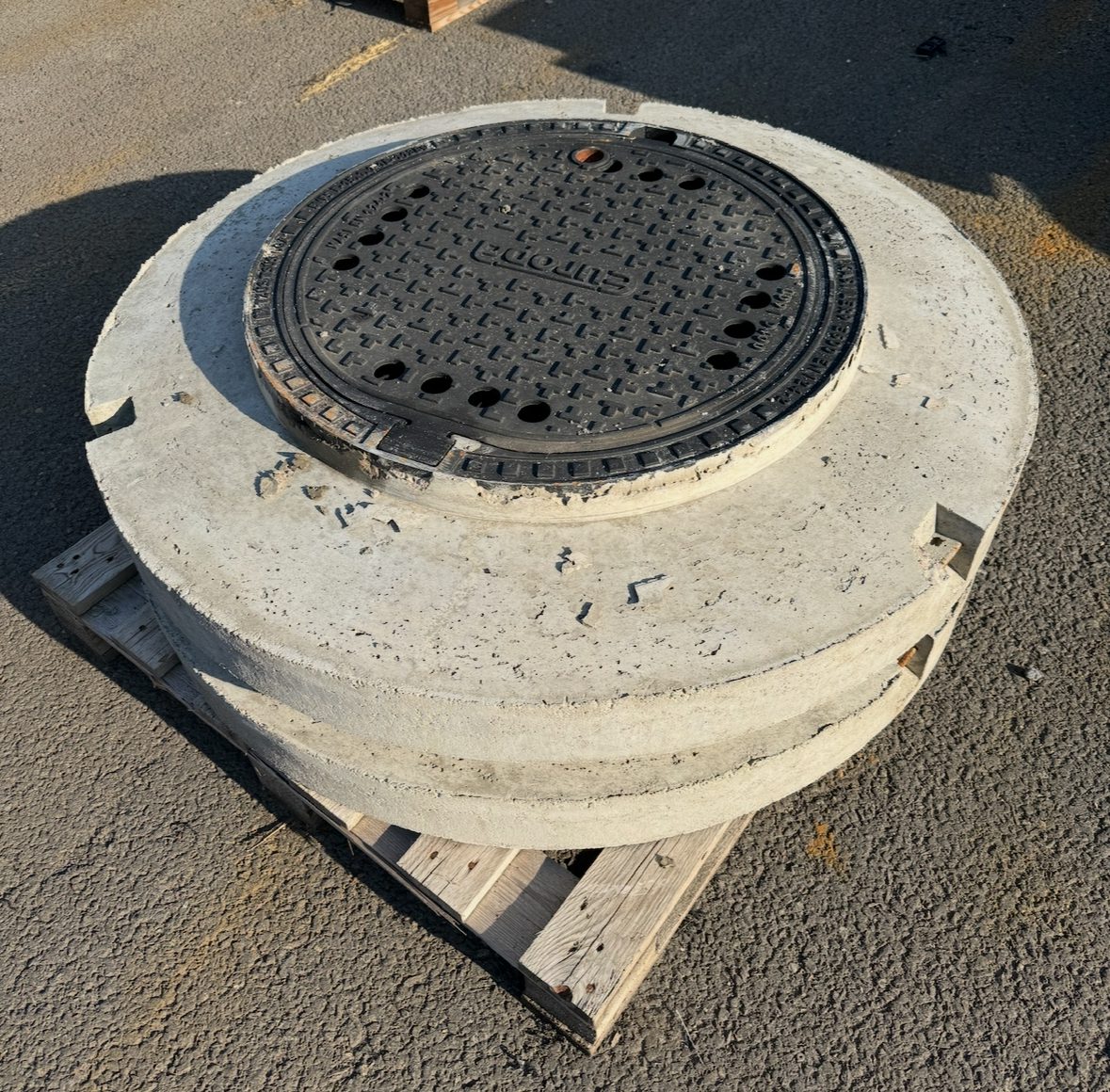 Capac circular din beton armat prefabricat cu ramă și fontă înglobată, utilizat pentru cămine de canalizare sau stații de pompare