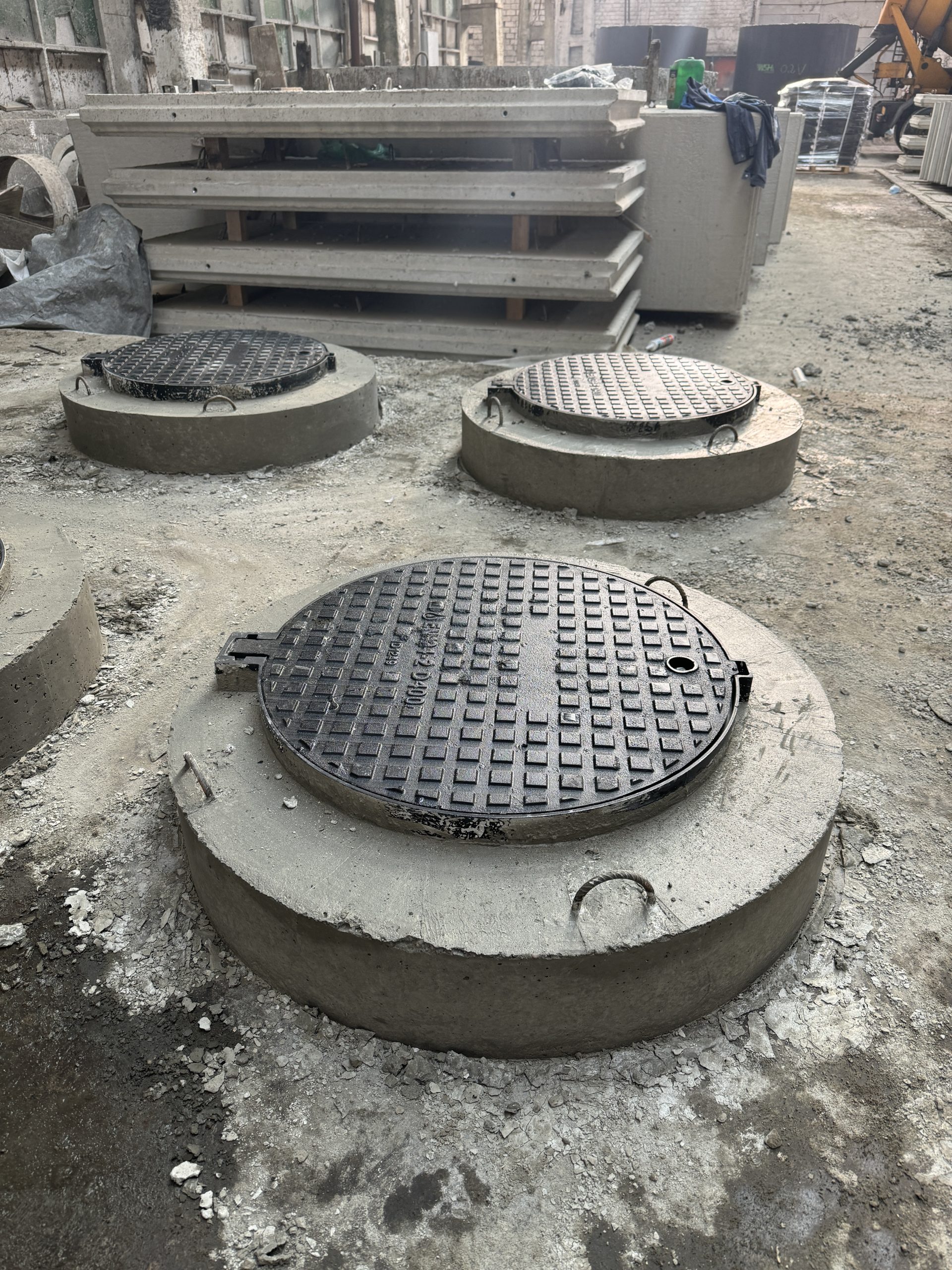 Capace circulare din beton armat prefabricat montate pe cămine de canalizare, carosabile cu fontă înglobată și buza de asfalt