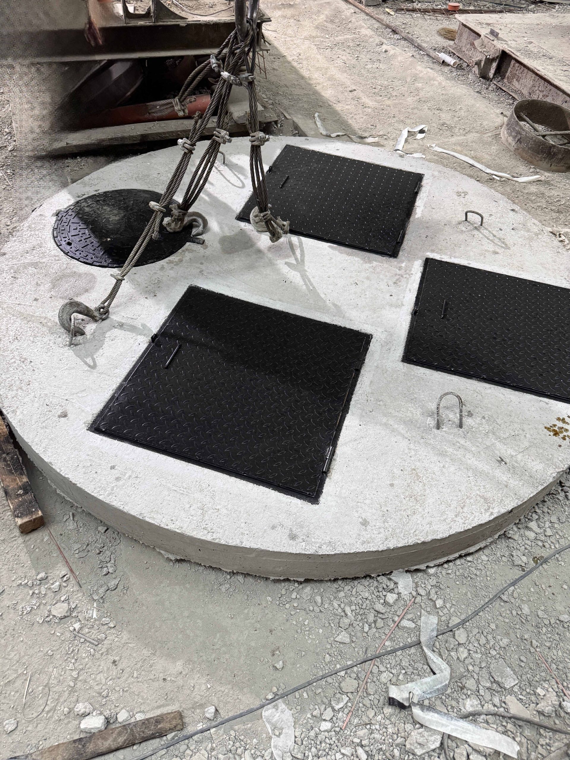 Capace SPAU din beton armat prefabricat, cu mai multe deschideri carosabile și capace din fontă înglobată pentru acces tehnic.